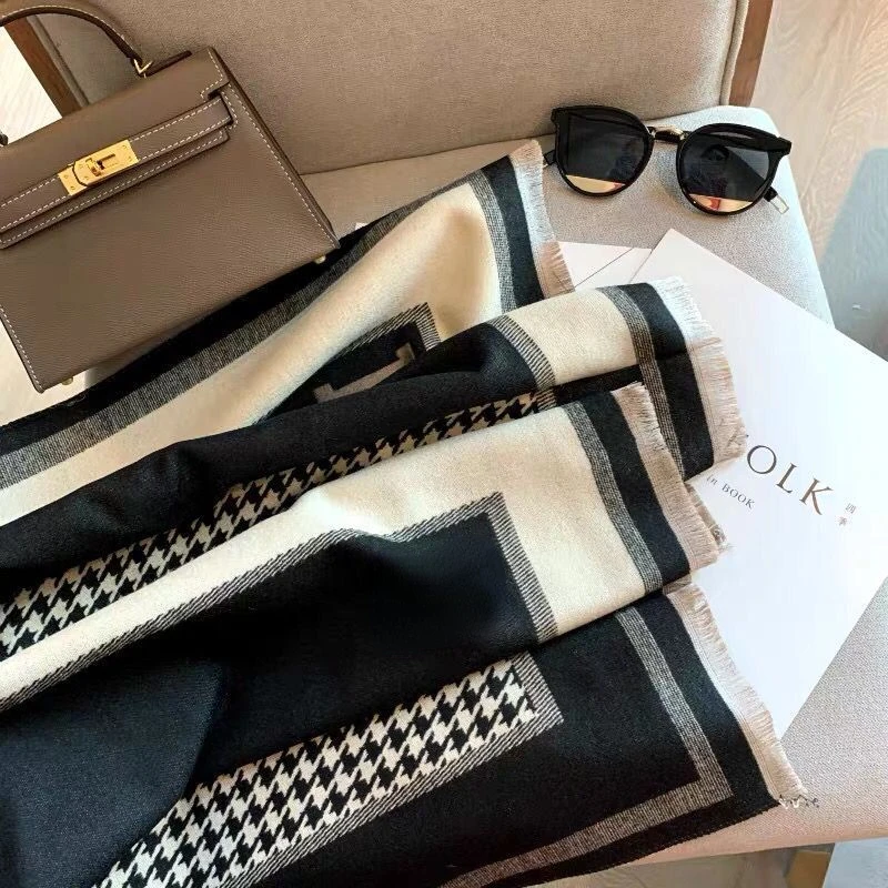 Рисунок 2 - Роскошный фирменный шарф на осень и зиму