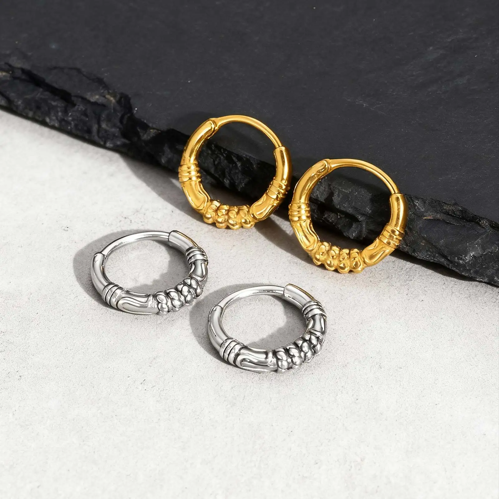 Goldfarbene Huggies Creolen für Männer, Vintage-Creolen aus Edelstahl, antiallergischer männlicher Ohrring-Schmuck – Detail 3