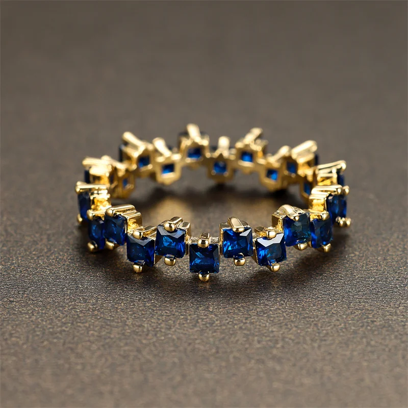 Exquisite Luxury Crystal Zircon Engagement Ring in Yellow Gold