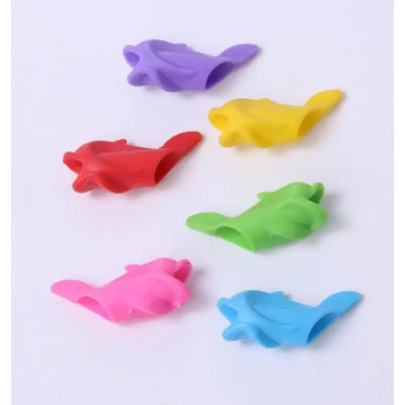 4PCS 학생 쓰기 그립 교정기 어린이 젤 펜 그립 마법의 도구 작은 물고기 실리콘 펜 슬리브 무작위 색상