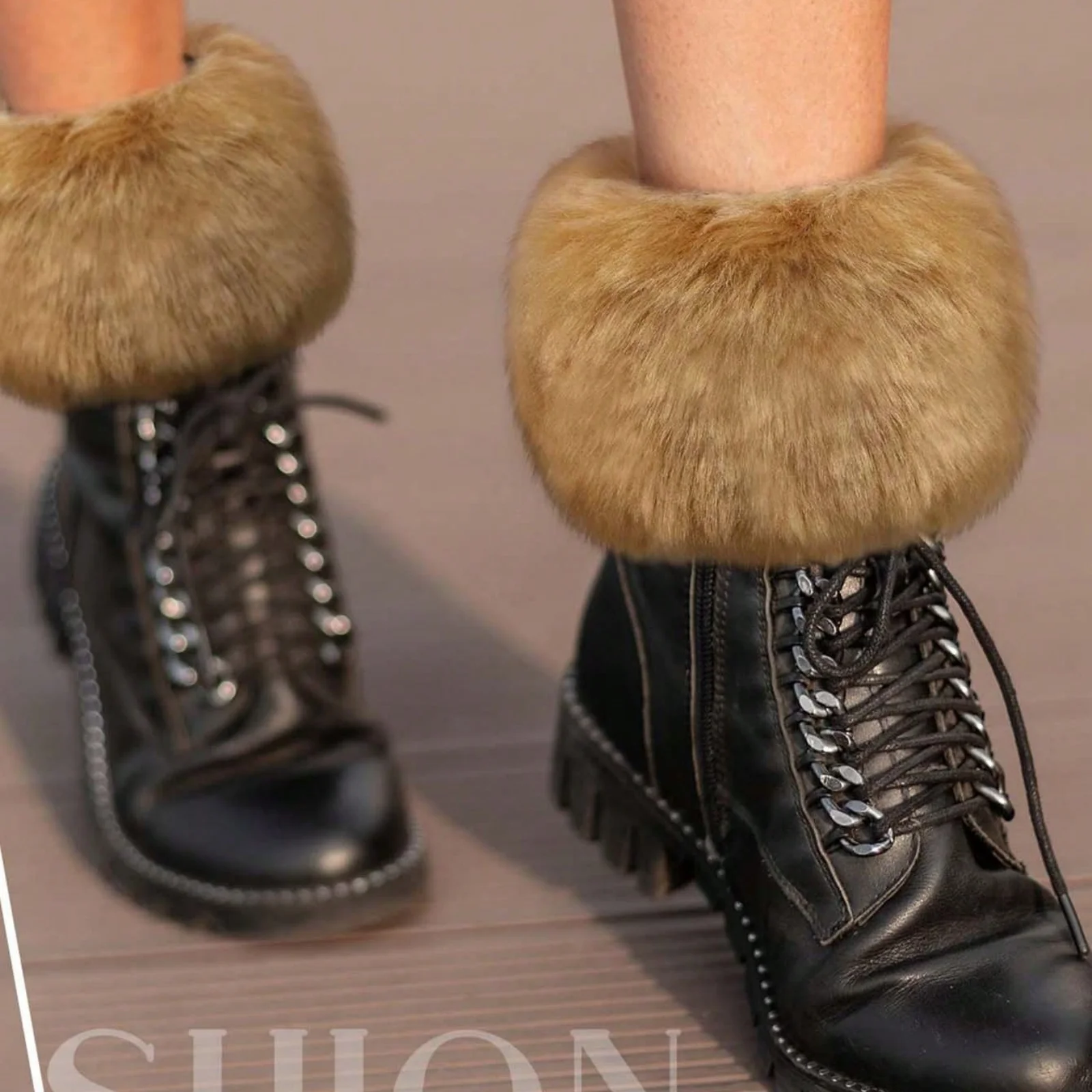 A pairWomen's Faux Fur Wrist Cuffs Autumn Winter Warm Fluffy Bracelets Multi-Color Fashion Wrist Warmers Stylish Hair Accessorie