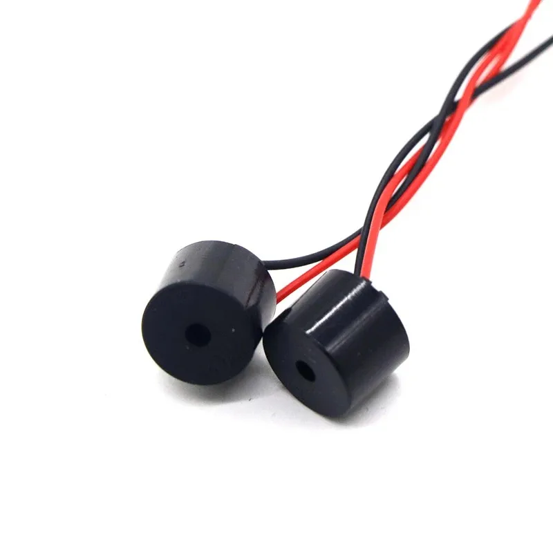 Vue rapprochée d'un mini buzzer actif 5V avec câble ruban pour drone FPV, lot de 5.
