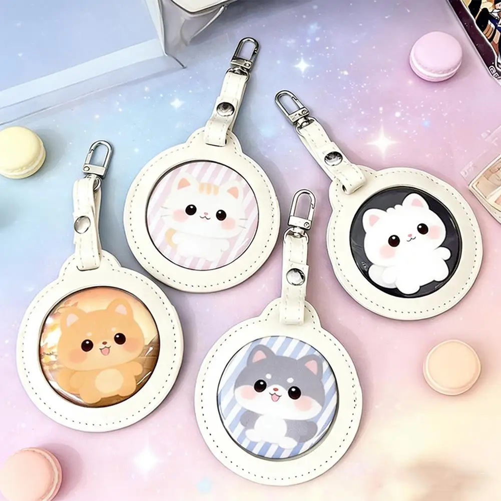 배지 보호용 PU 가죽 디스플레이 케이스 키체인 펜던트 애니메이션 핀용 프리미엄 PU 핀 홀더 투명 창 및 금속 클립 포함