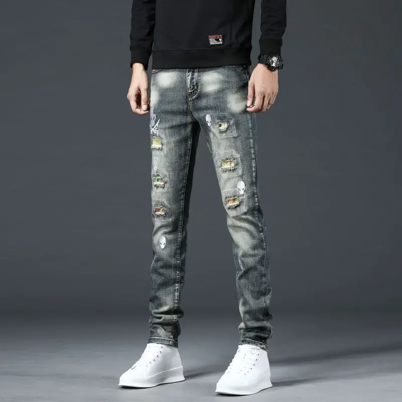

Модные рваные джинсы мужские с вышивкой черепа осенние ретро нашивки индивидуальные мотоциклетные узорные свободные прямые брюки