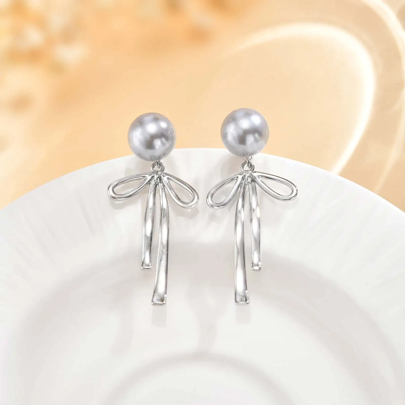 Elegante Charm-Ohrringe mit Schleife und Imitationsperle für Damen, silberfarbene lange Quasten-Bogen-Ohrringe, modischer Statement-Schmuck – Detail 5
