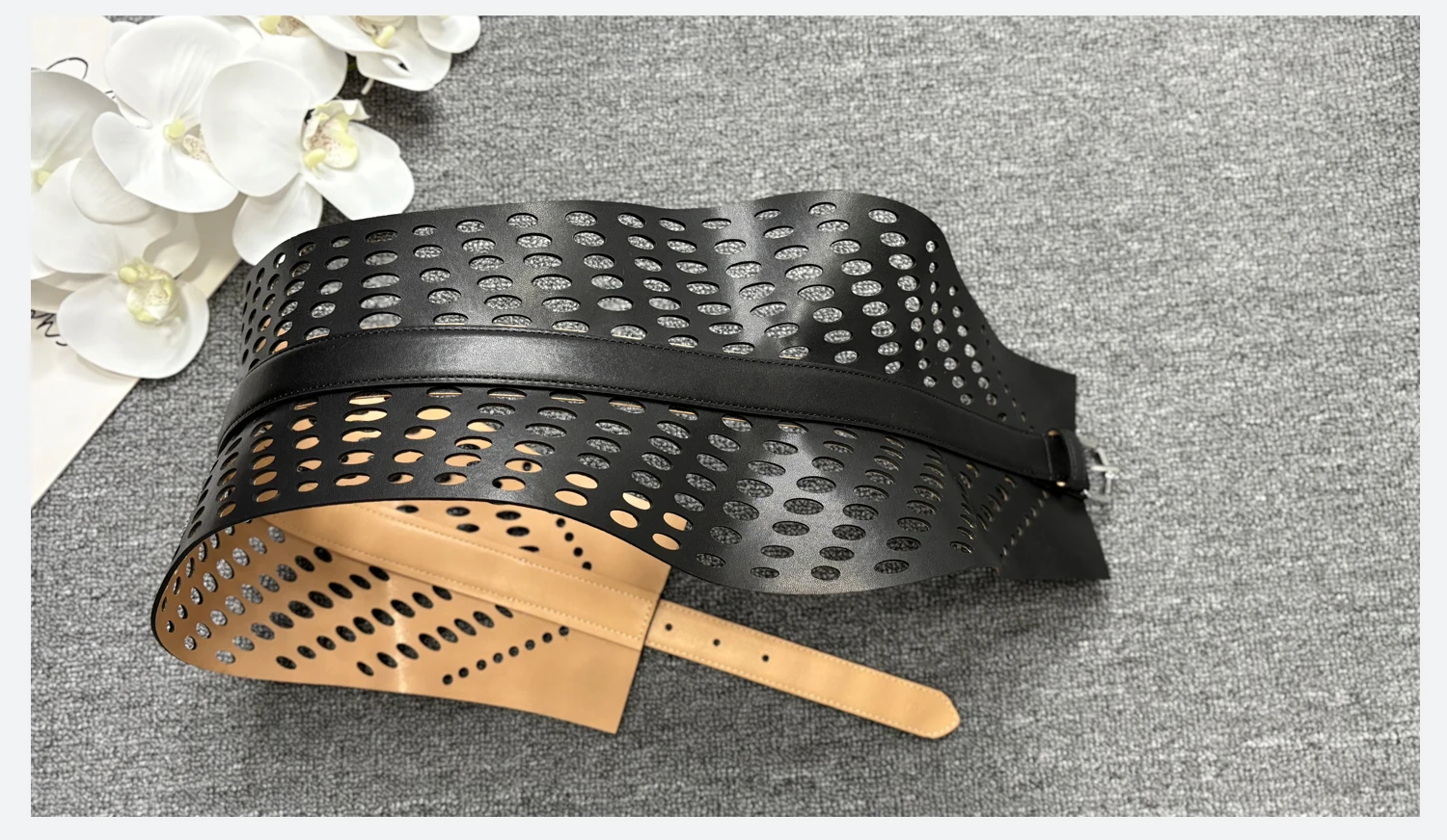 Ausgehöhlter Punkrock-Ledergürtel für Damen, schwarze Schnalle aus schwerem Metall, ultrabreiter Bund im Gürteldesign – Detail 4