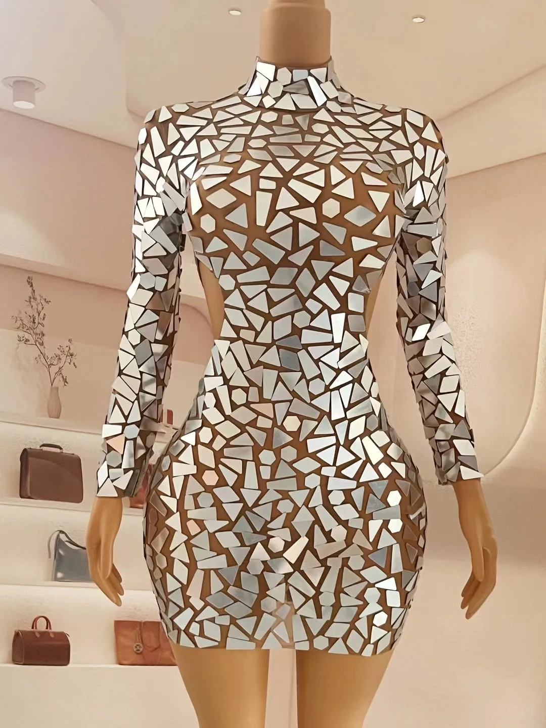 Рисунок 5 - Блестящее Серебряное платье с вырезами