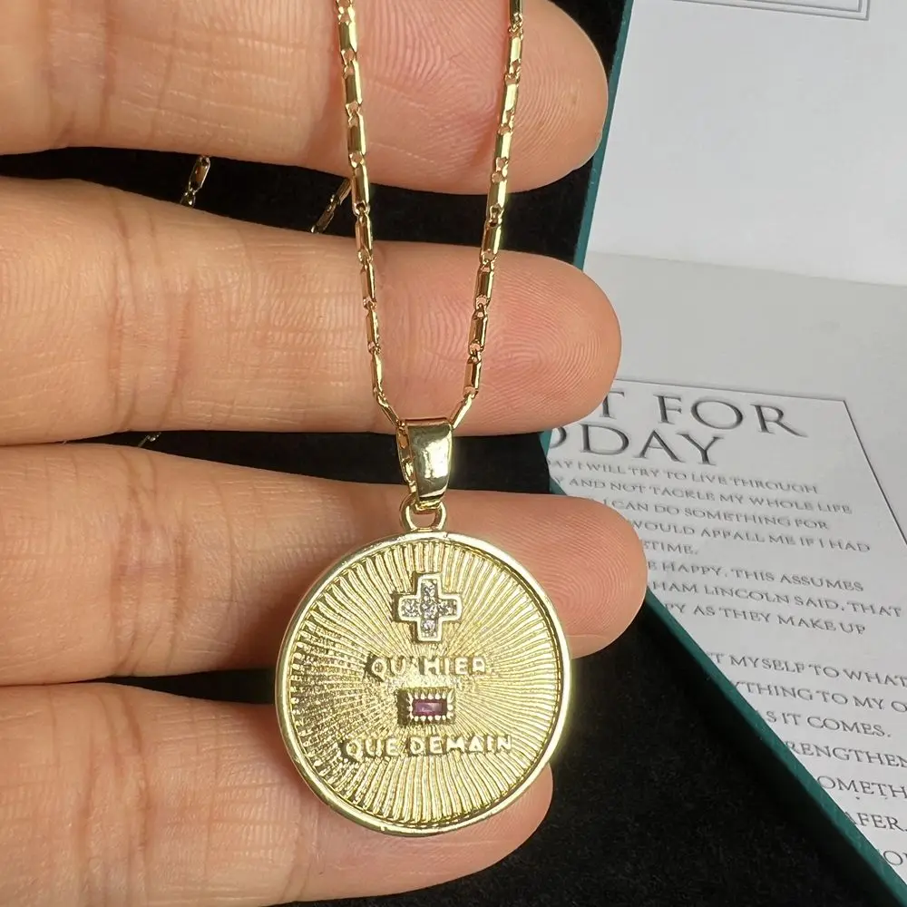 Detalhe da peça colar amor em francês com medalha dourada