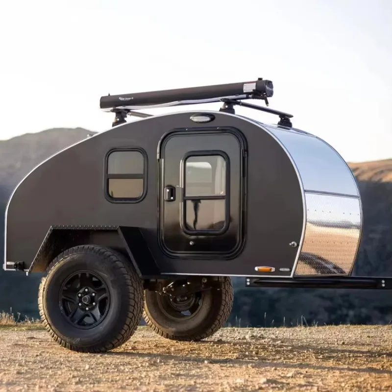 รถบ้านเคลื่อนที่ขนาดเล็กทรงหยดน้ำแบบกำหนดเอง รถแคมป์เปอร์แวน และรถพ่วงแบบพกพา ทนทาน เหมาะสำหรับการเดินทางแคมป์ปิ้งกลางแจ้ง 1