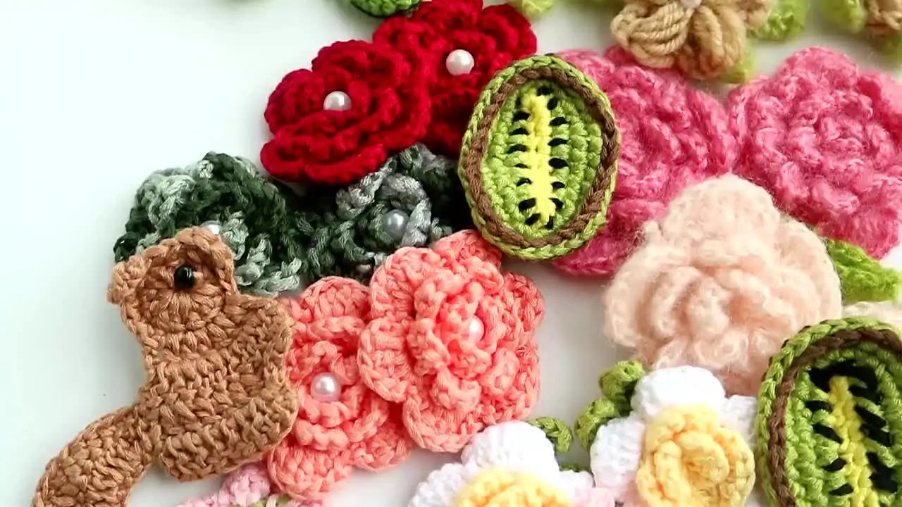 12 Toppe Fiore All'uncinetto + 24 Foglie – FREE BLOSS, Fatte A Mano, 5 Cm – Per Decorare Vestiti, Borse, Progetti Fai Da Te