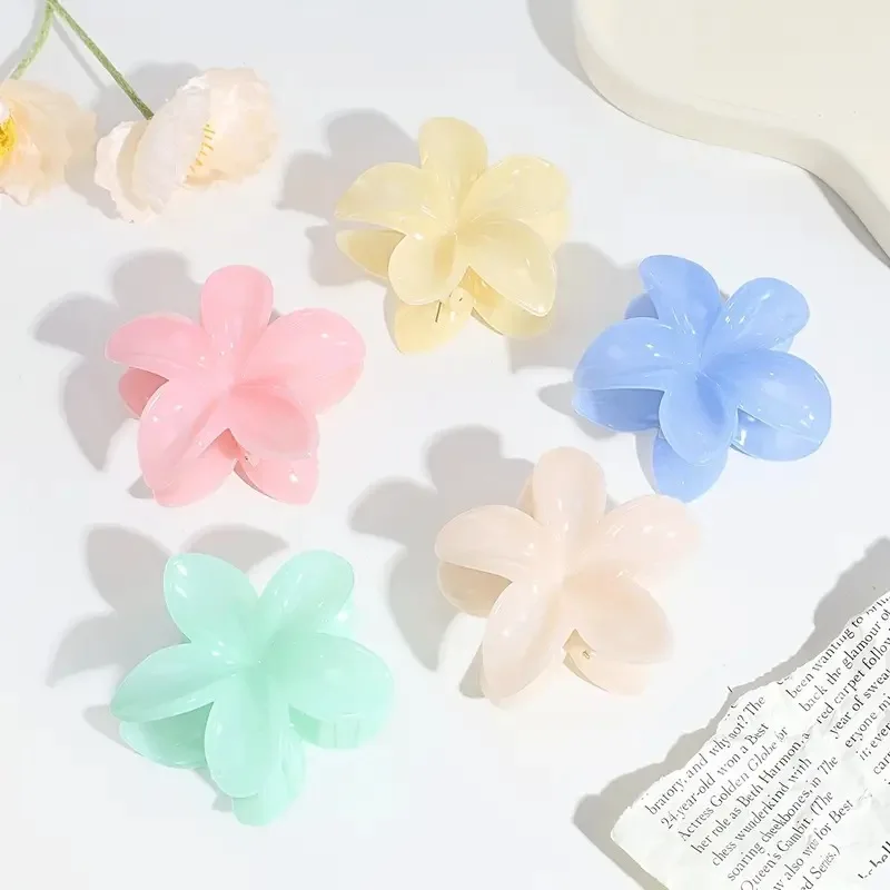 8CM Frauen Kunststoff Haarspangen Süße Und Niedliche Plumeria Blume Form Haarnadel Shark Clip Haar Zubehör Reine Farbe Gelee stil – Detail 5