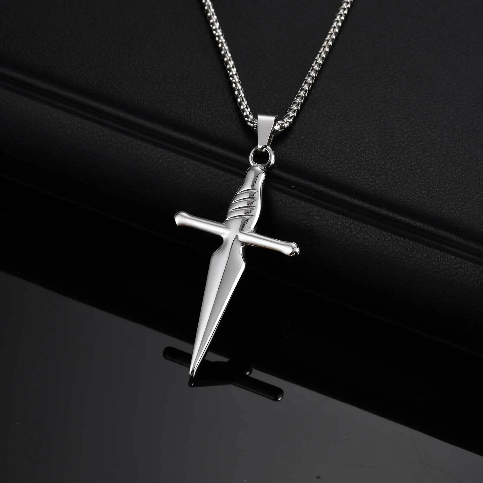 MERTTURM Crocifisso Collana Uomo, Gioiello Maschile Collana con Ciondolo a Croce Spada, Catena in Acciaio Inossidabile Croce Spada per Battesimo Cristiano, Uomo, Gotica, Rock, Punk con Scatola Regalo