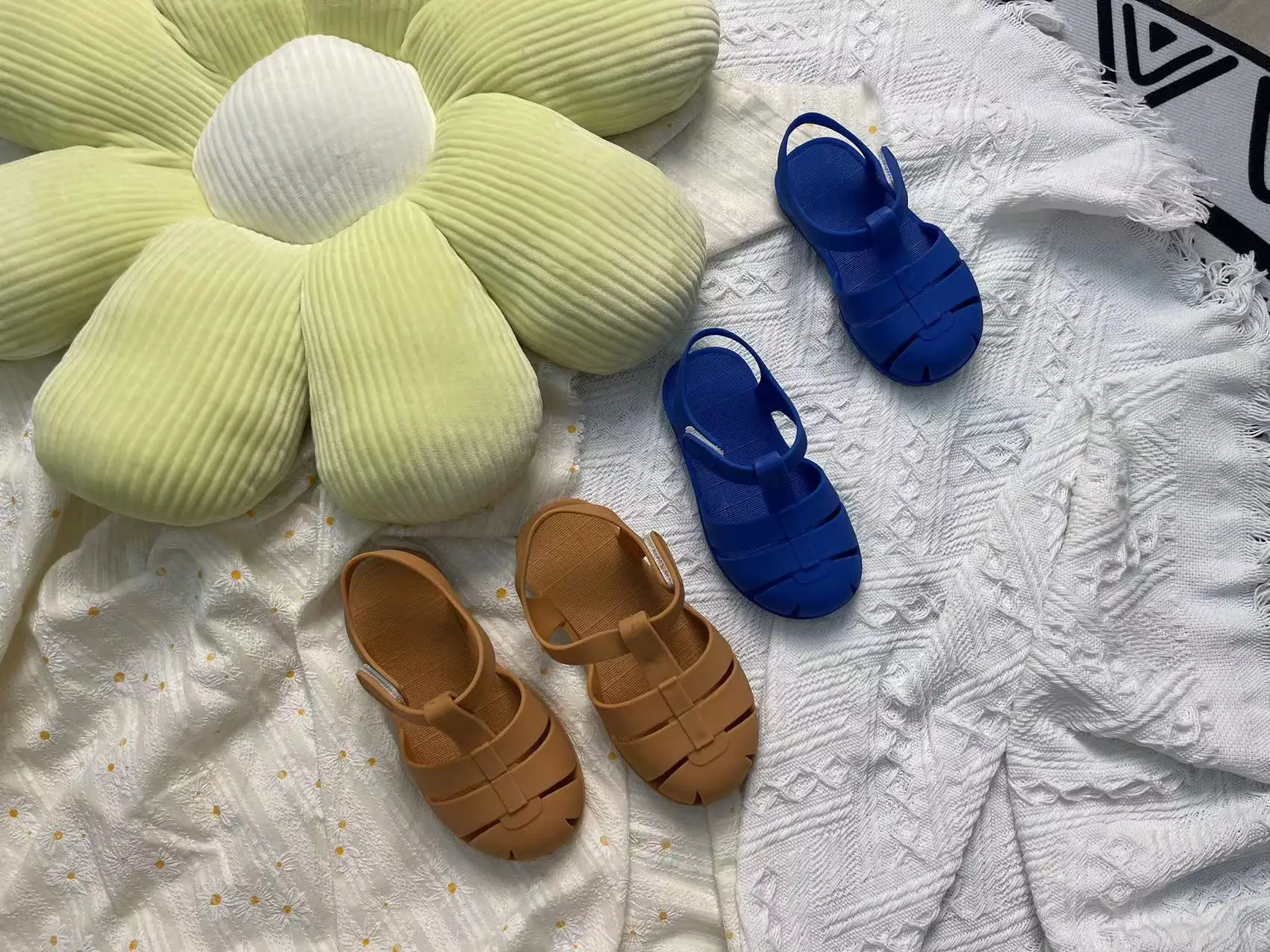 New Colorful Children Summer Jelly Shoes Kids Fashion Boy and Girl PVC Retro All Matching Sandal Roma Beach Shoes SO141
