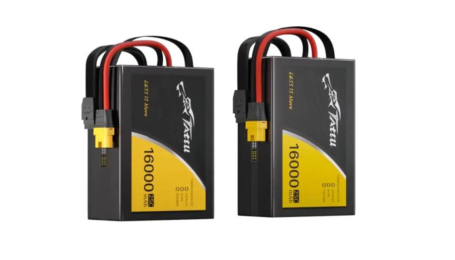 Main tenant la batterie Tattu 6S 25C 22000mAh, illustrant sa taille pour drone agricole ou avion.