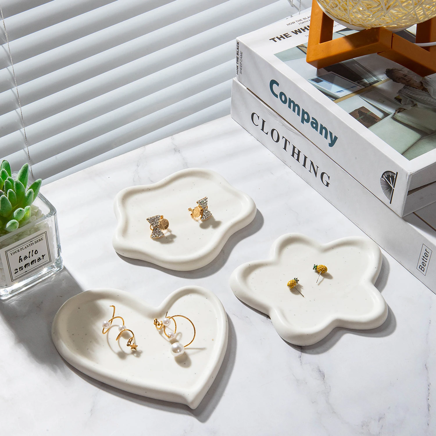Wit keramisch sieradenbakje met ringen en ketting — lotusvorm