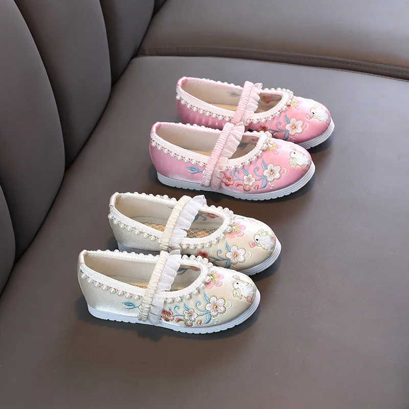 Рисунок 2 - Вышитая обувь Hanfu для девочек