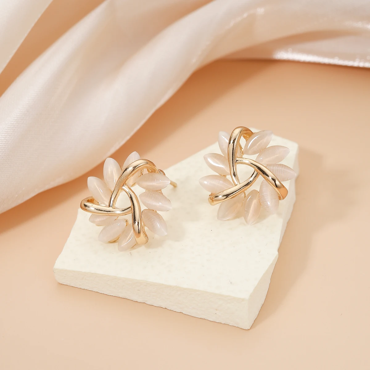 

Женские серьги-гвоздики с фианитами, в виде цветка