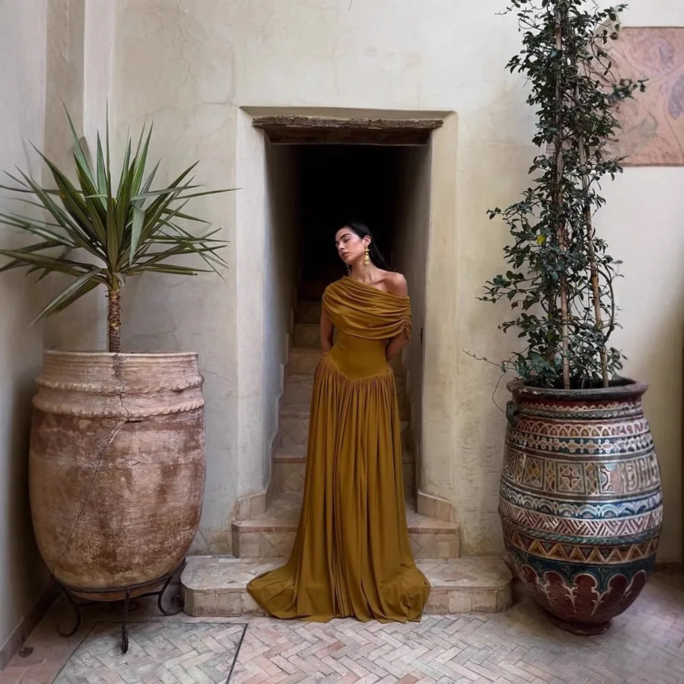 فستان جديد لربيع وصيف 2025 بكتف مائل وخصر