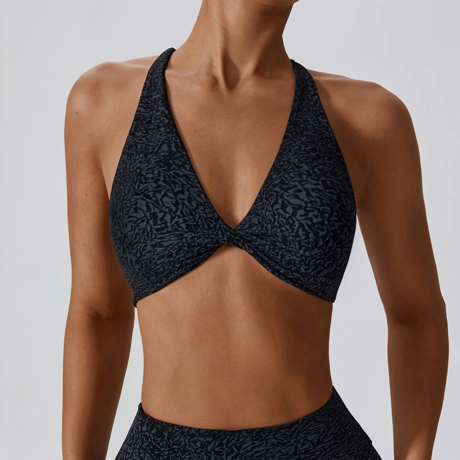 Athleta HALTER CROP A-C - Light support sports bra - black