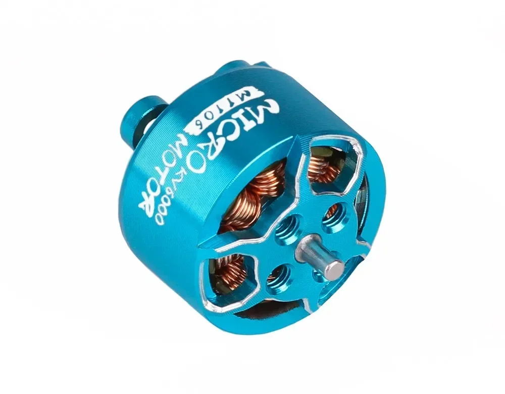 Moteur brushless M1104 7500KV monté sur un bras de drone, vis de fixation apparentes