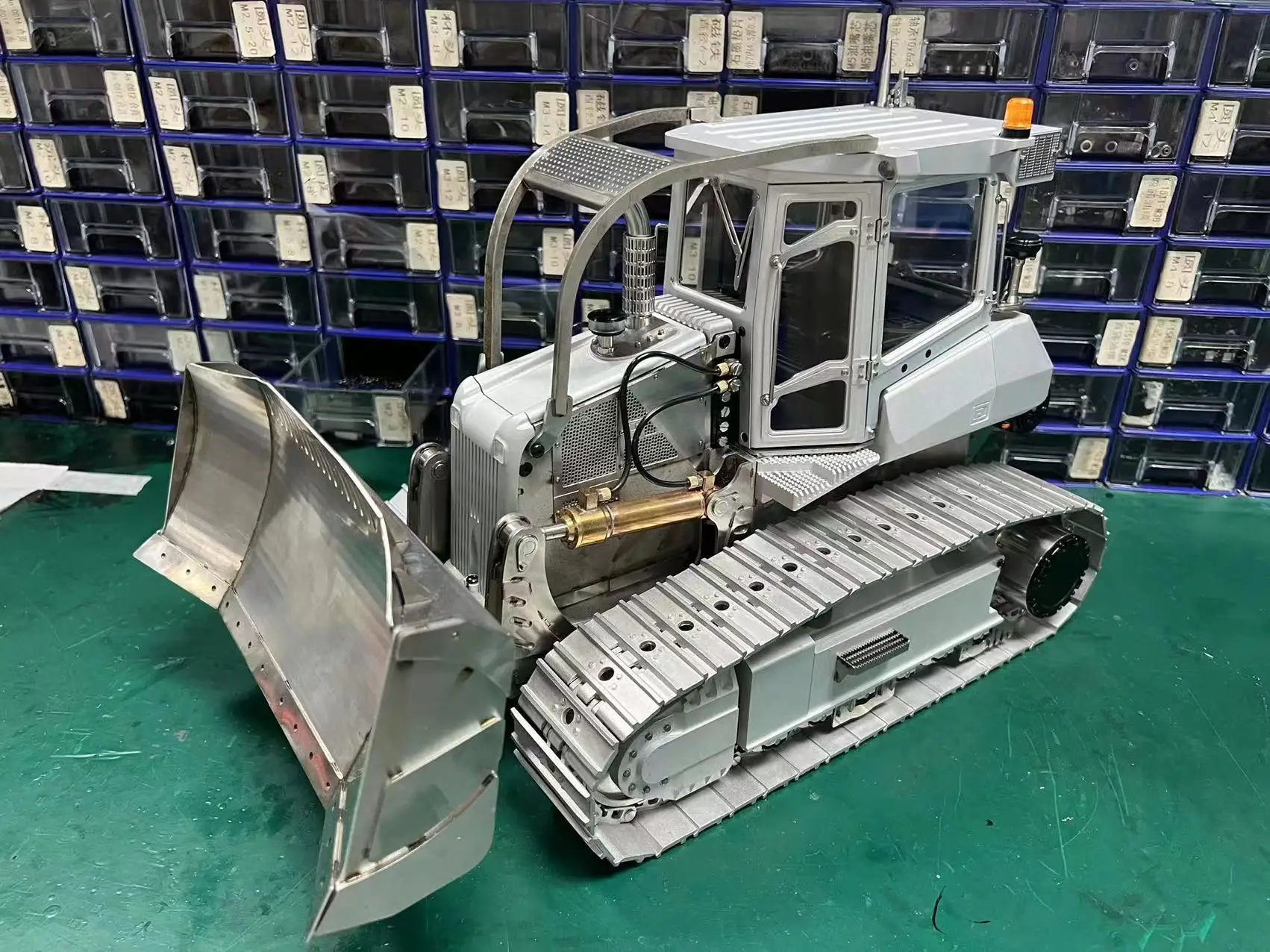 

1/14 New LESU Aoue-850K RC Metal Hydraulic Bulldozer Dozer Model Controlled Construction Trucks Kit Outdoor Toys Model for Boys