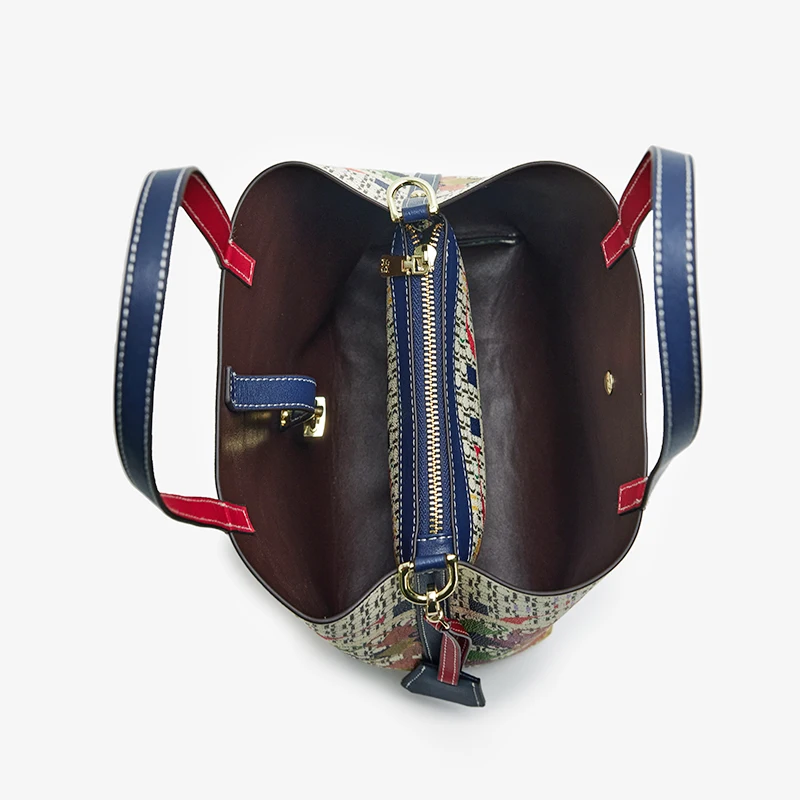 حقيبة الكتف المصممة بحروف كلاسيكية من العلامة التج...