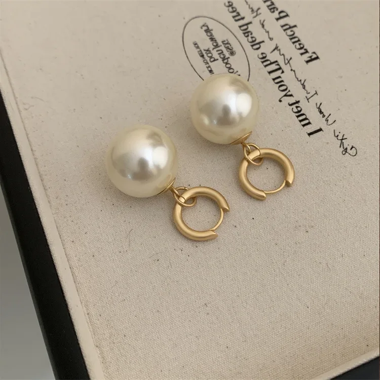 French Retro Temperament Exaggerated Imitation Pearl Metal Dangle Earrings For Women Fashion Elegant Jewelry Party Gifts