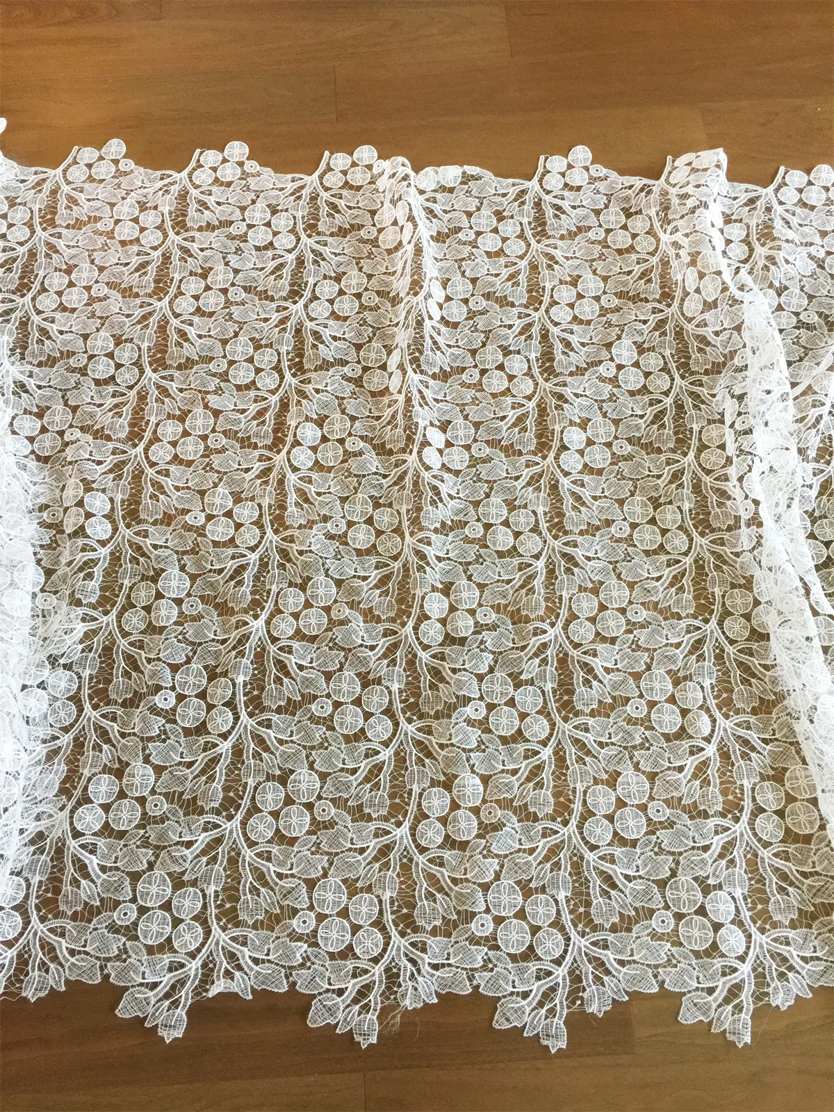 

1 ярд полый вышивка кружевная ткань Европейский Стиль свадебное платье ткань 135 см в ширину DIY Швейные аксессуары