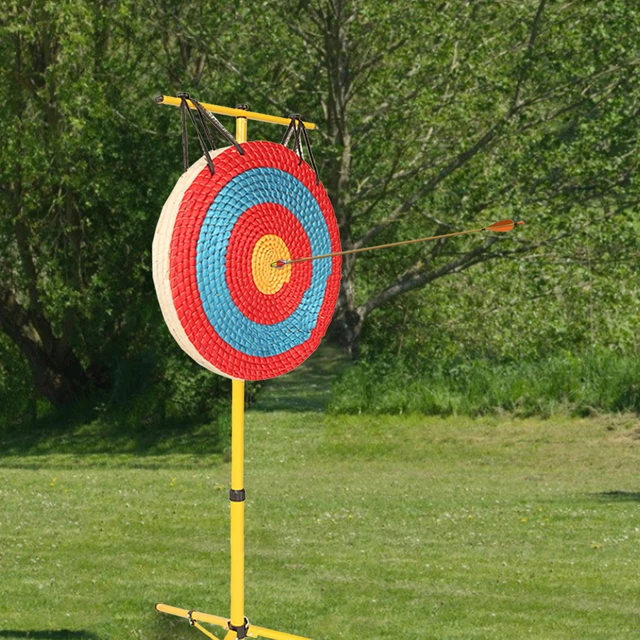 Cible en paille pour tir à l'arc avec fleches Photos