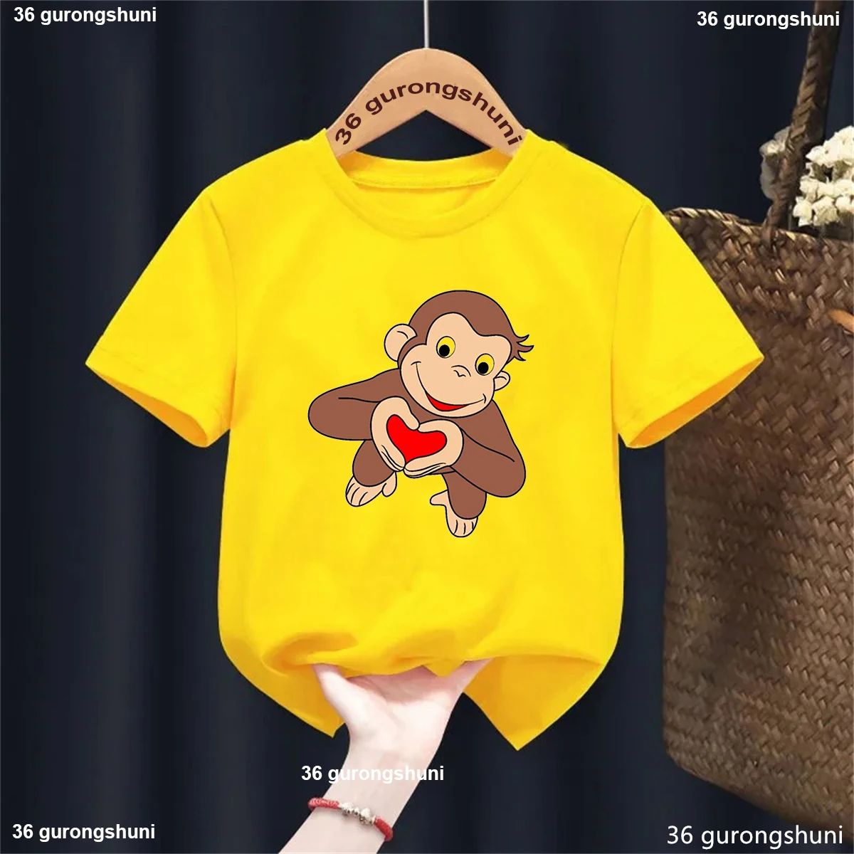 Camiseta con estampado de dibujos animados de George Curious para