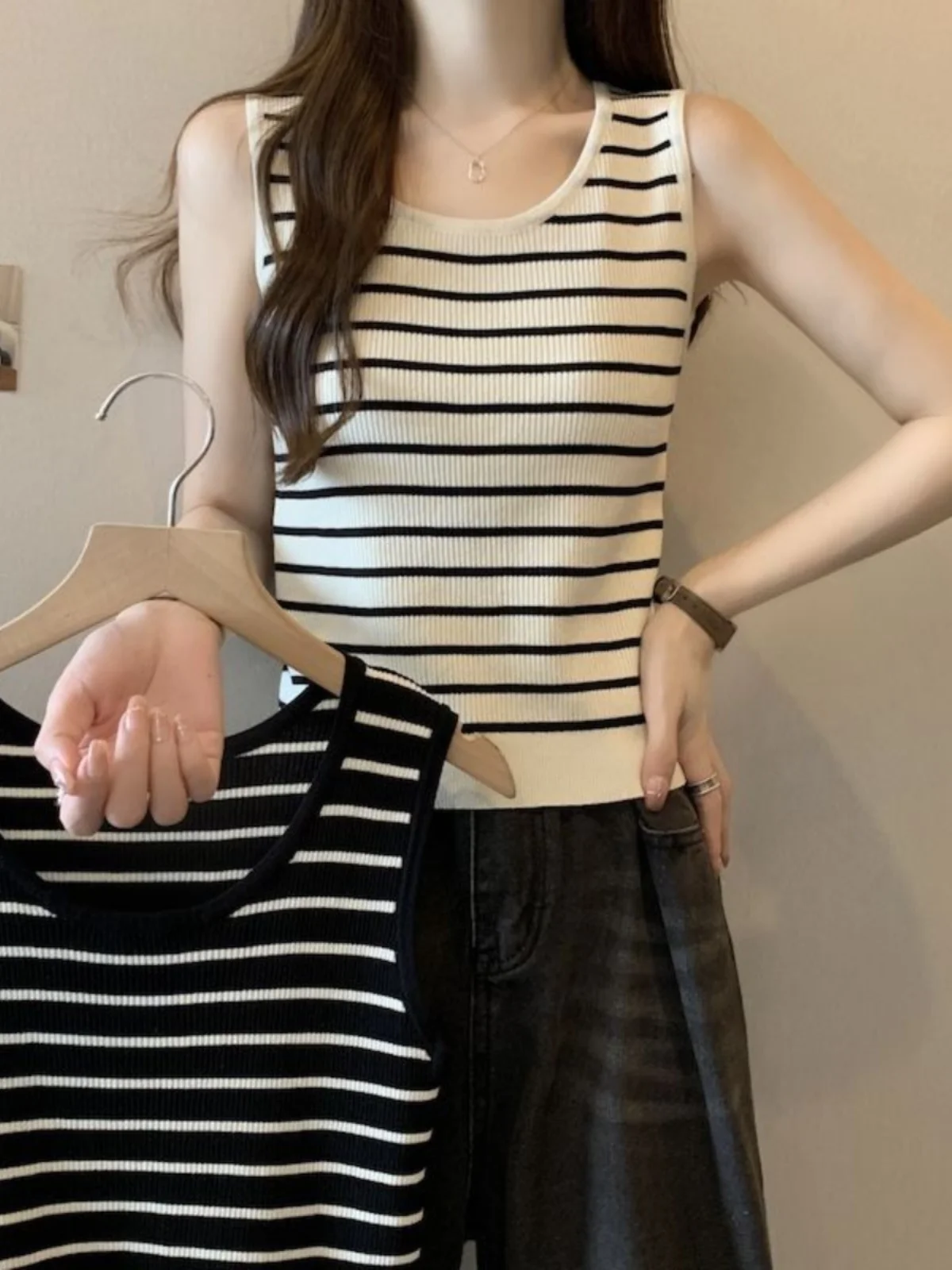 

Women's Waistcoat Souter Wear Pullover Sweater 2024 Fashion Casual New Ladies Sleeveless Round Neck Knitted Top Striped W31