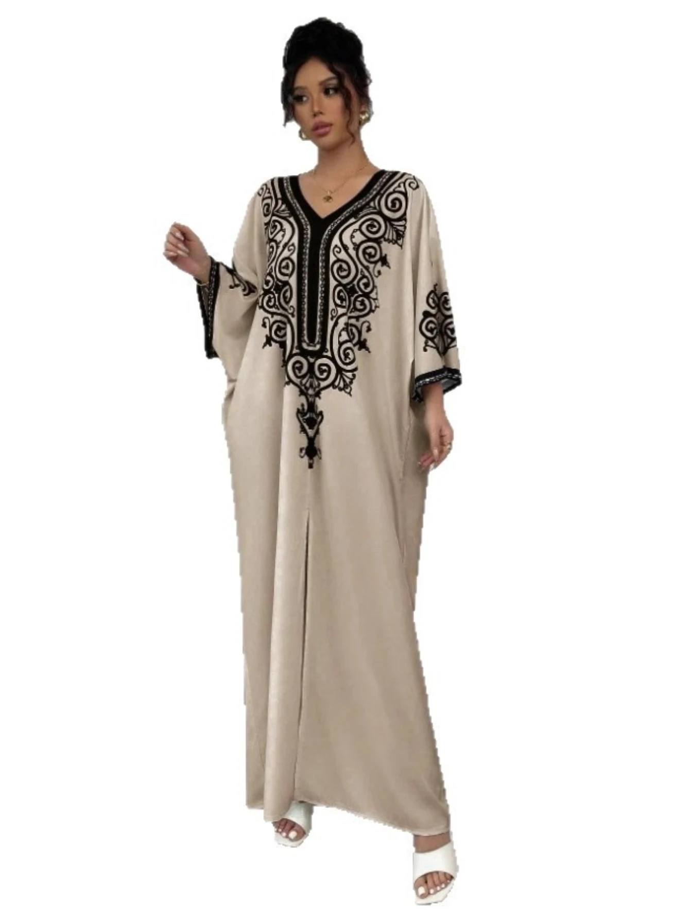 جلابية بيج بتطريز أسود كلاسيكي