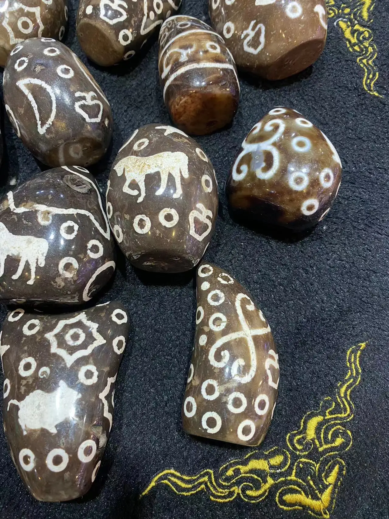 1pcs/lot Natural Old Agate Bead Ornaments Chickens horses and other animal motifs Various shapes Featured vintage ornaments
