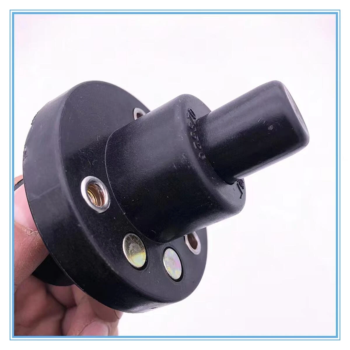 Forklift positioning lock Loader touches the lock round positioning