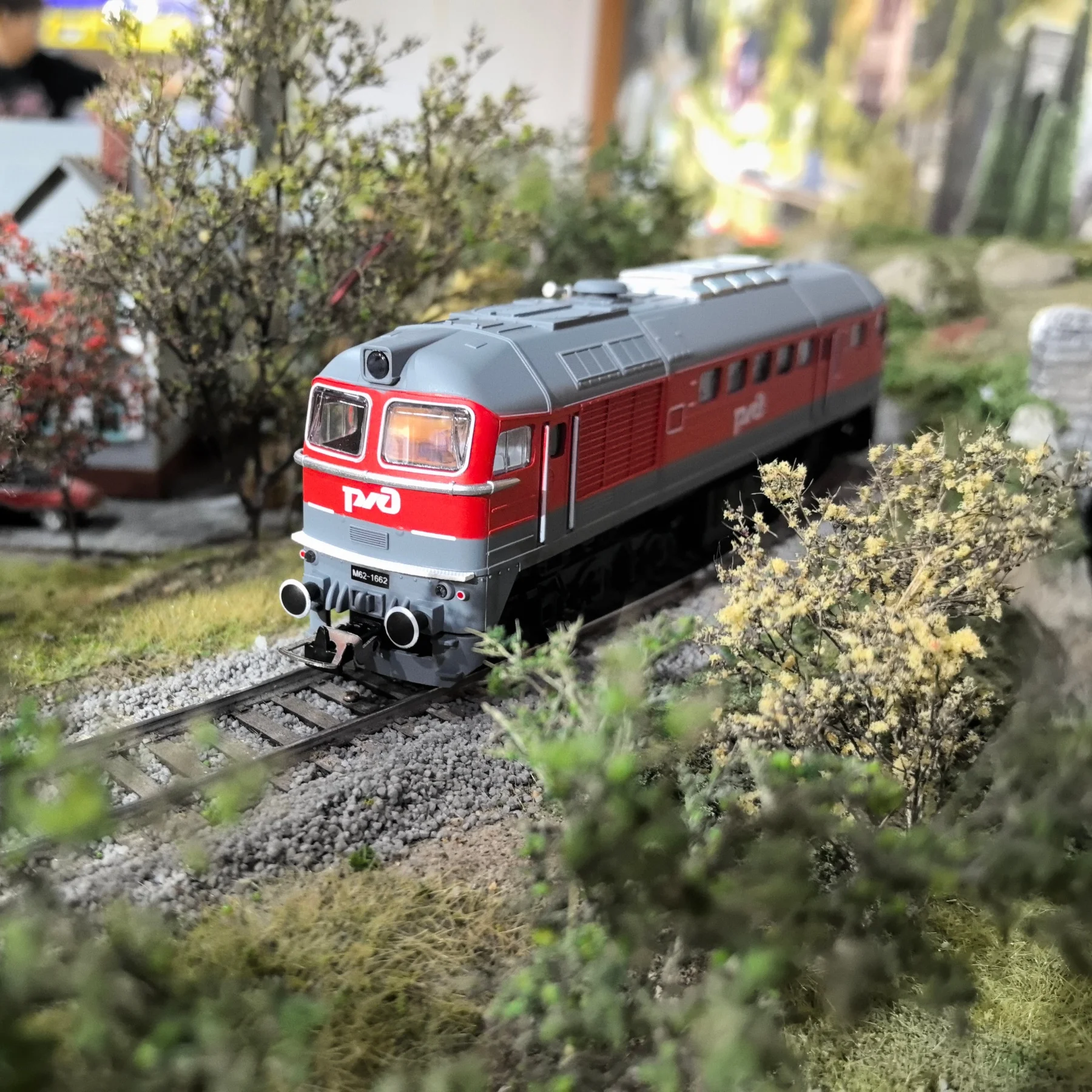 HO Scale 1:87 Russian M62 Diesel and Chinese's Green Carriage