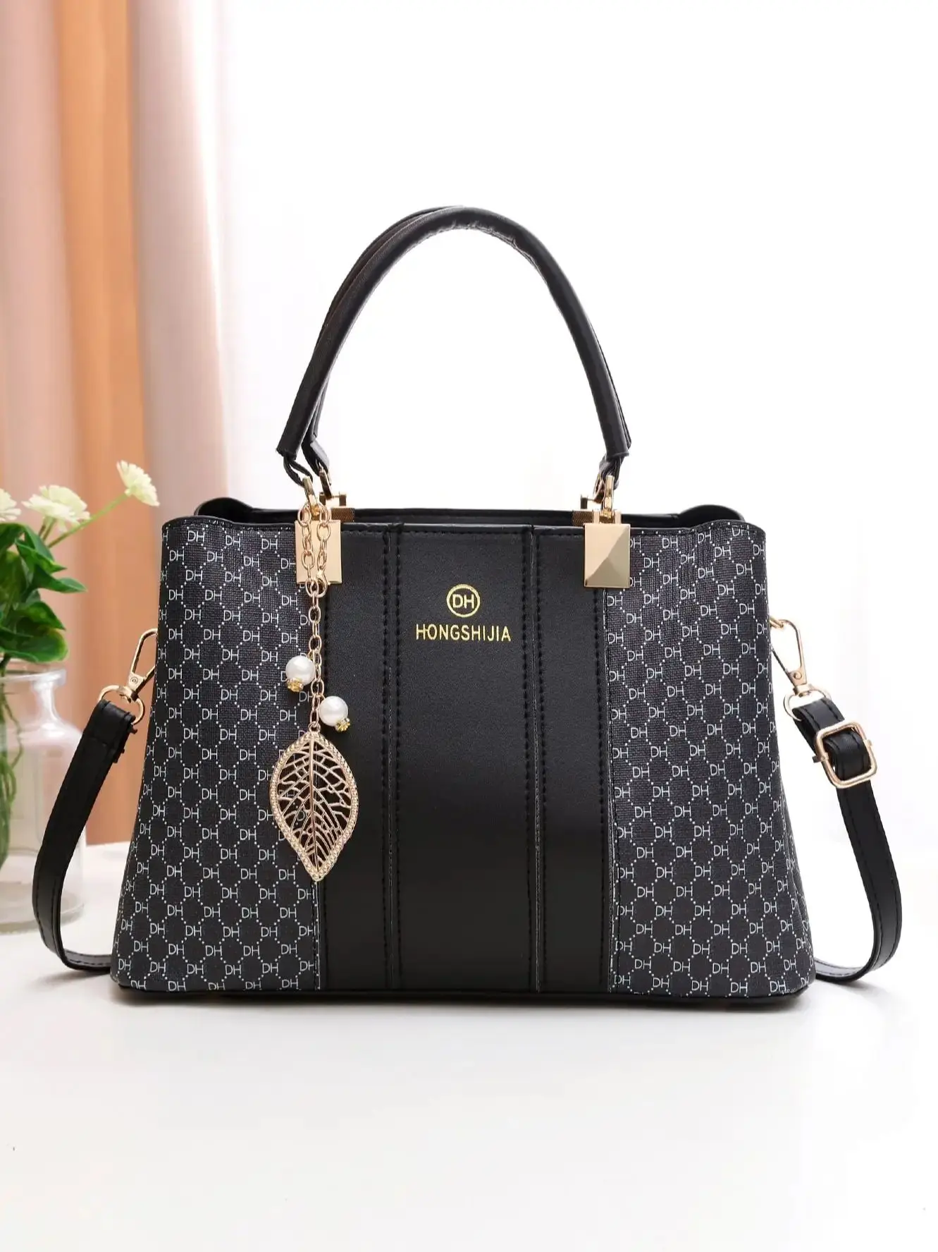 حقيبة الأم النسائية الناضجة والأنيقة بكتف واحد، وح...