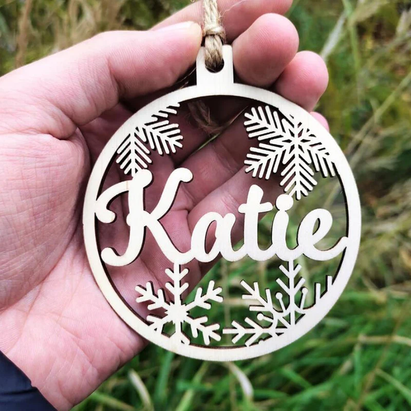 thumbnail image 1 of Bola de copo de nieve navideña personalizada con diferentes nombres, adorno de madera navideño personalizado con nombre, regalo de Navidad para el hogar, 1 of 5