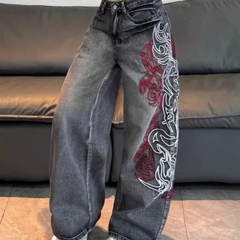 Jean vintage gris foncé délavé pour femme, taille haute, coupe large, avec broderie abstraite rouge et blanche sur le cÎté, en denim, collection été 2026, style streetwear européen