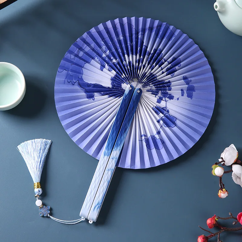 Ventaglio Pieghevole in Carta con Chiusura Magnetica, Manico Lungo con Nappe, Ventaglio Tascabile Portatile per Facile Trasporto - immagine 5