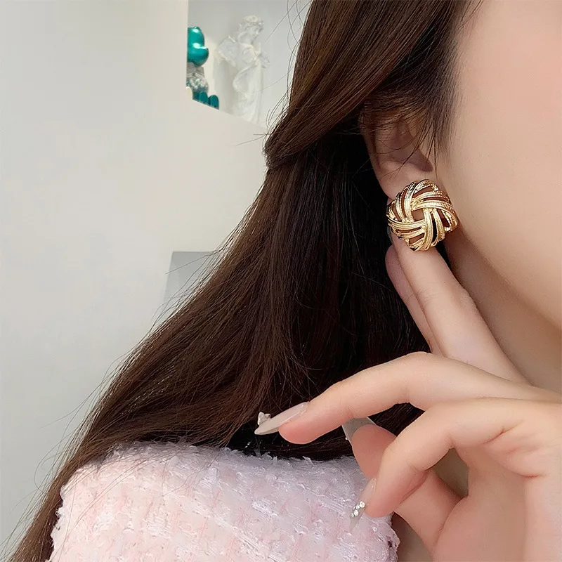 Retro Gold Color Braided Geometric Ear Clip Without Ear Holes Temperament Luxury Vintage Small Square Clip on Earrings Women ear clip earrings clip earrings ear clip ear accessories