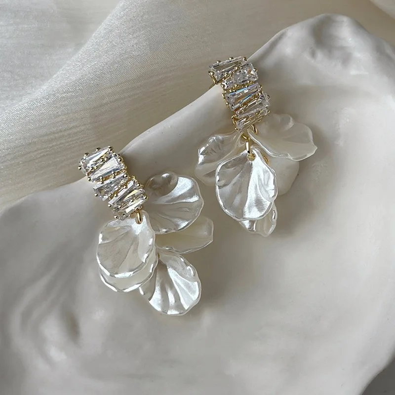 2024 New Classic Fashion Glossy Earrings Women Simple Korean White Shell Flower Earrings Temperament Light Luxury Jewelry Gift