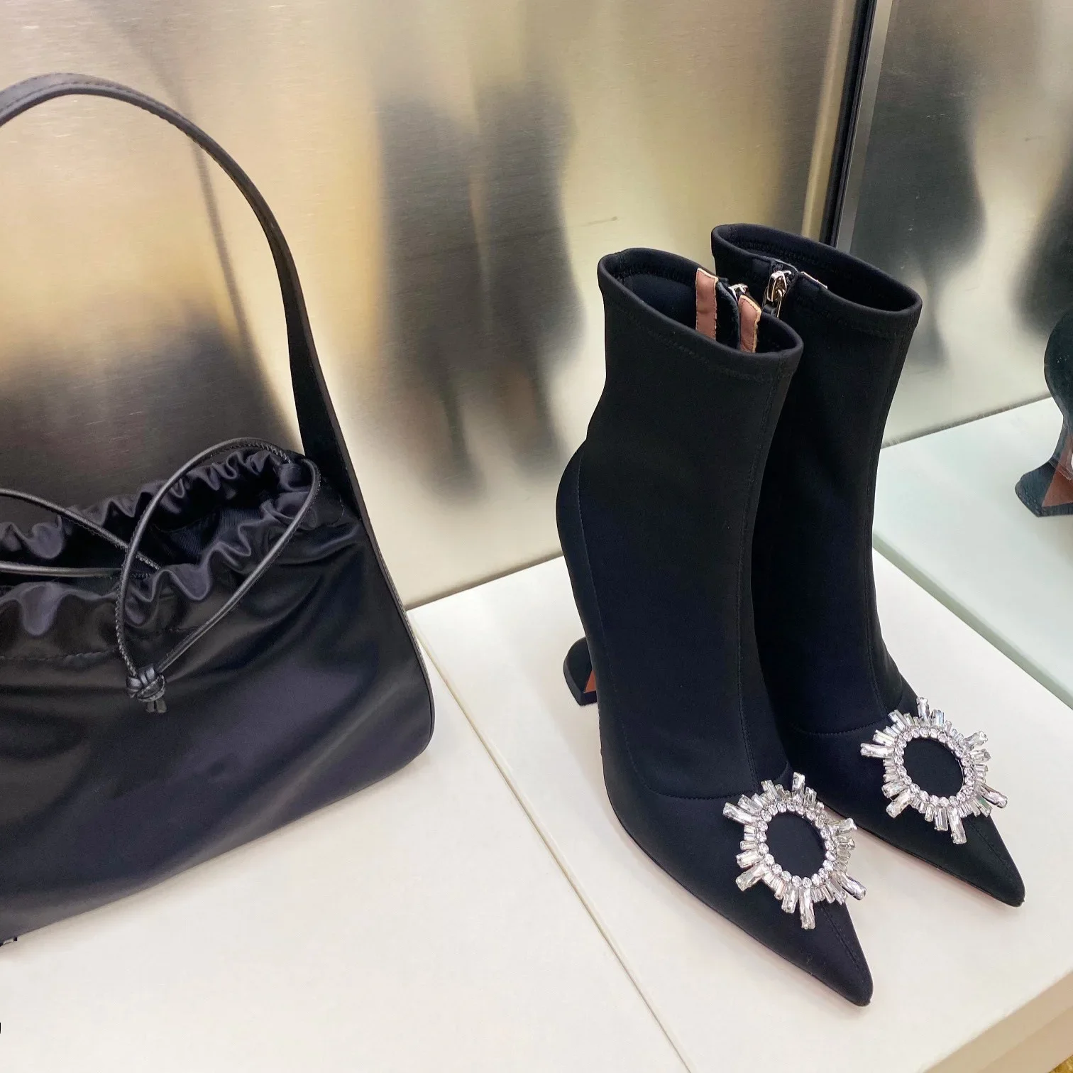 

Женские дизайнерские облегающие ботинки с острым носком, новые эластичные ботинки на высоком каблуке с бантом и боковой молнией, модные женские ботинки