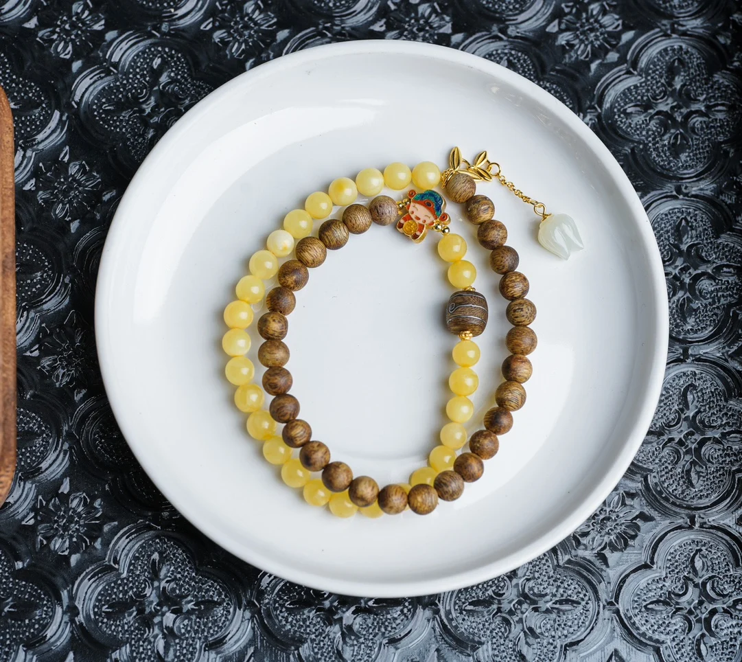 

Chess Nan Agarwood Design 0.6 Bracelet-Match: Hetian Jade Magnolia, 0.6 Beeswax, Burning Wealth God Temperament like Blue