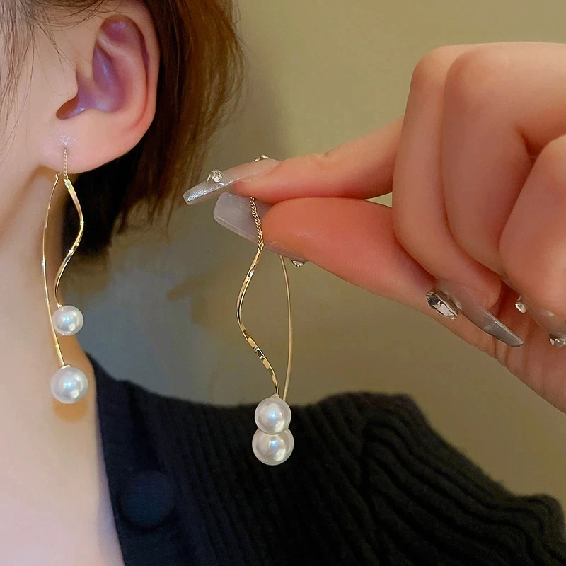 New Fashion Trend Unique Pearl Twisted Long Gold Color Ear Wire Per Le Donne Personality Party Girls Jewelry Accessori Insoliti