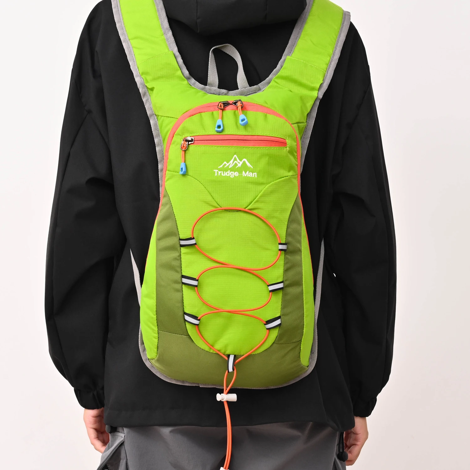 Multifunctional backpack suitable for hiking, mountaineering, and off-road cycling - featuring adjustable shoulder straps and ch