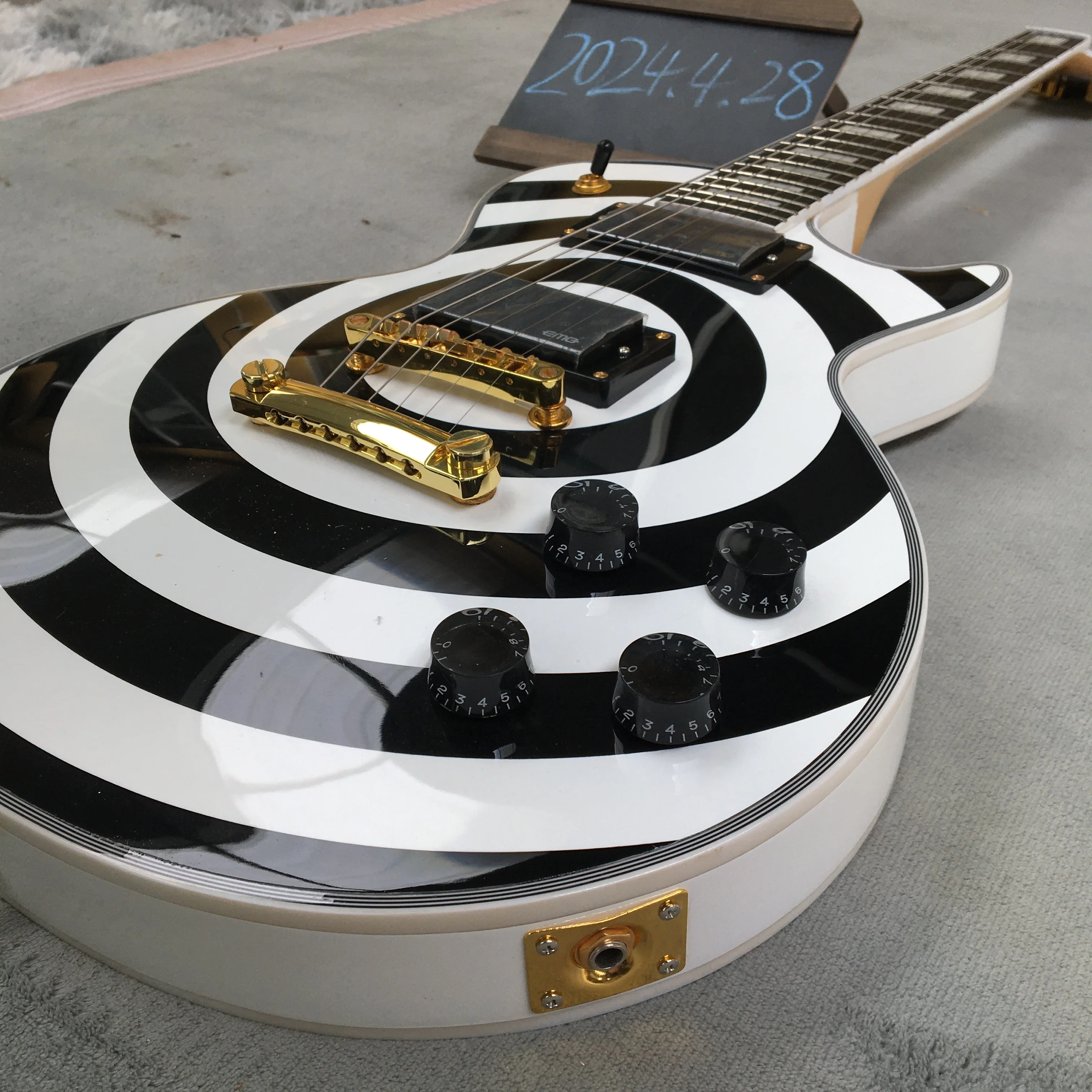 

Бесплатная доставка, 6-струнная электрическая гитара, корпус из красного дерева, черно-белые гитары, гитара из красного дерева