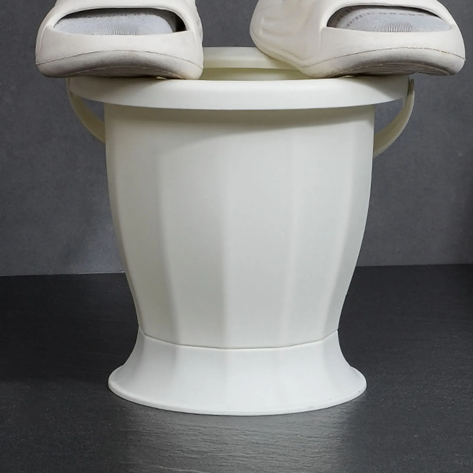 Chamber Pot with Lid Bedside Urinal Urine Bucket Spittoon Chamber Bucket for Female Male Home Use Elderly Women Men Children 4
