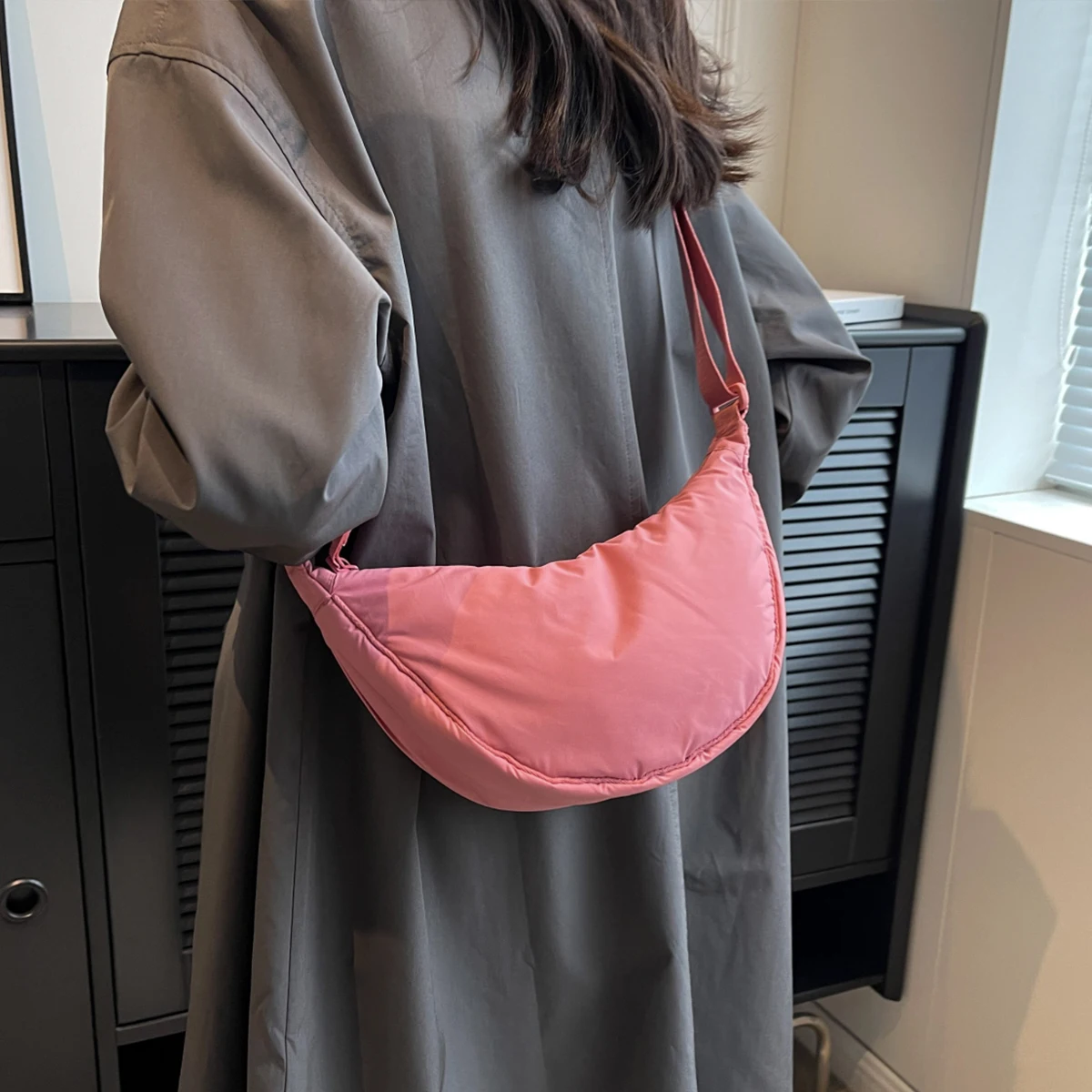 Large-Capacity Dumpling Bag for Women 2025 New Lightweight Autumn and Winter Crossbody Bag Versatile Commuter Bag Armpit Crescent Bag Student Mobile Phone Bag