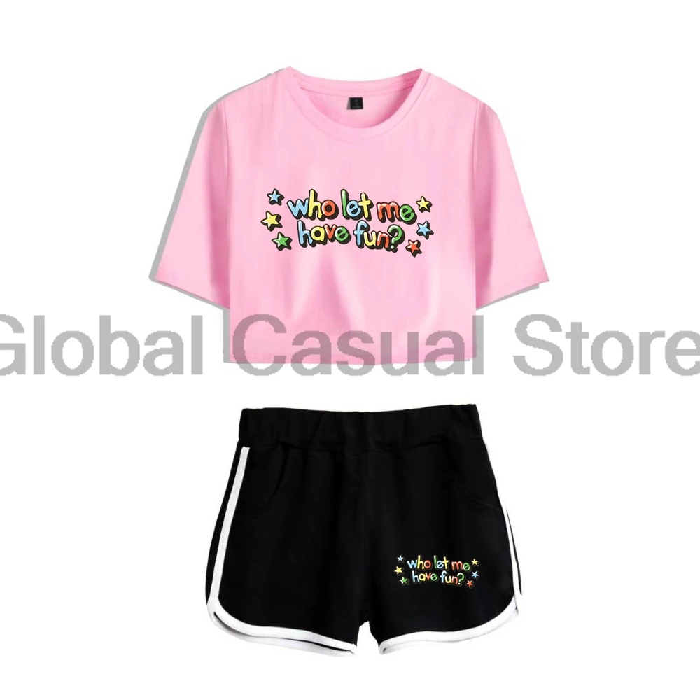 

Женский комплект из двух предметов: футболка с коротким рукавом и пупком и шорты