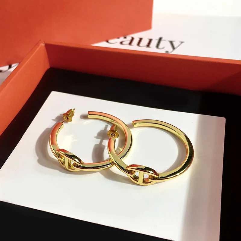 

European and American fashion retro C-shaped glossy earrings
